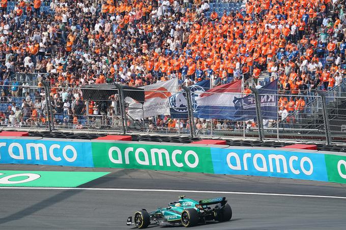 Fernando Alonso in že v petek skoraj povsem polne tribune v Zandvoortu | Foto: Reuters