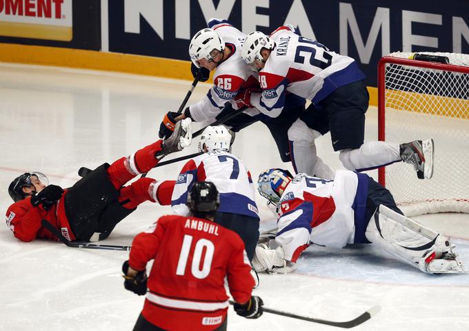 Slovenija se je na svetovnih prvenstvih s Švico pomerila le leta 2013 in visoko izgubila (1:7). "Nekaj smo jim še dolžni," pravi slovenski selektor Nik Zupančič. | Foto: Reuters