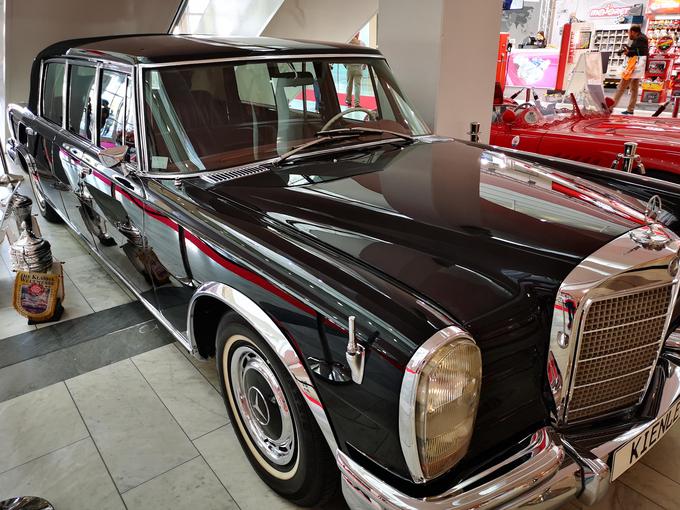 Mercedes-benz 600 pullman landaulet iz leta 1971. To je kar šestvratna limuzina z osemvaljnim motorjem in za sedemdeseta leta vrhunskim udobjem. Izdelali so ga za El Had Babacar Kebeja iz senegalskega Dakarja. Leta 1990 ga je v Afriki odkril navdušenec nad mercedesi. Kmalu pozneje so ga pri Mercedes-Benz Classic odkupili in ga povsem obnovili. Sodeč po merilniku ima za seboj vsega 26 tisoč kilometrov. | Foto: Gregor Pavšič