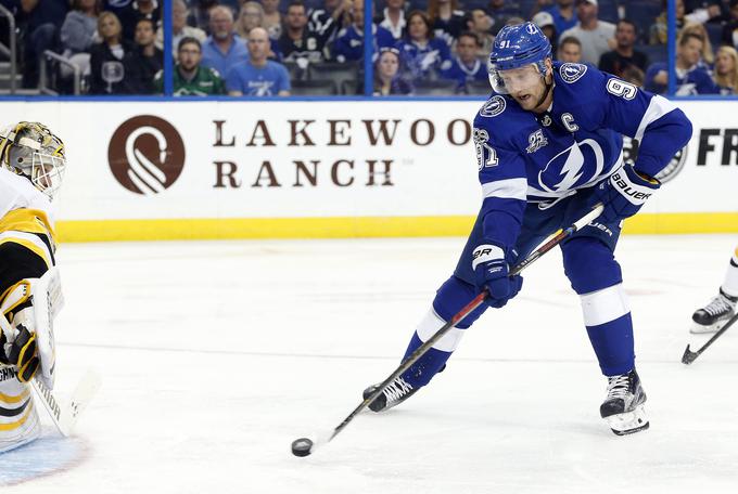 Najučinkovitejši igralec lige Steven Stamkos je prispeval tri podaje, zdaj je pri 28 točkah na 16 tekmah. | Foto: Reuters