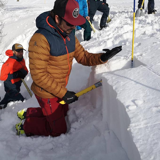 "Spremljajte vremensko napoved, kopljite snežne profile, testirajte sneg in skrbno izbirajte ture," svetuje Zalokar. | Foto: Facebook.com/pg/verticaladventureslovenia