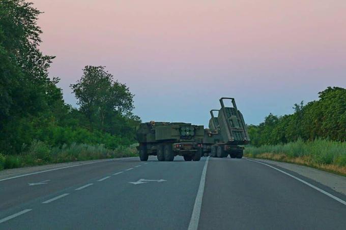 Po lestvici svetovne ognjene moči (Global Firepower) oziroma indeksu ognjene moči je imela 144-milijonska Rusija pred vojno drugo najmočnejšo vojsko na svetu. Pred njo so samo ZDA. 41-milijonska Ukrajina je bila pred vojno na tej lestvici na 22. mestu. Rusija je tudi gospodarsko močnejša od Ukrajine, ki je ena od najrevnejših evropskih držav. Brez zahodne, predvsem ameriške vojaške pomoči bi Rusija verjetno po nekaj mesecih vojne izčrpavanja pokorila Ukrajino. Zahodno, sodobno in natančno orožje, kot so ameriški večcevni raketometi Himars (na fotografiji), je Ukrajincem lani pozno poleti in zgodaj jeseni omogočilo uspešno osvobajanje zasedenega ozemlja v regijah Harkov in Herson. | Foto: AP / Guliverimage