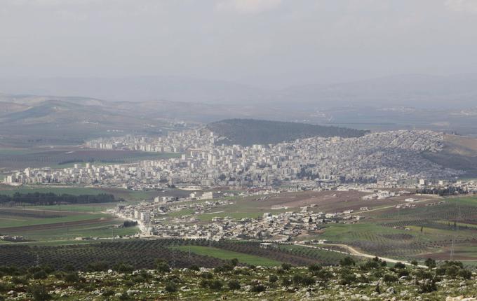 Turška vojska se počasi pomika proti mestu Afrin, ki ga obvladujejo kurdski borci. | Foto: Reuters