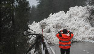 Obsežen plaz: na cesto zgrmelo dva tisoč kubičnih metrov snega #foto #video