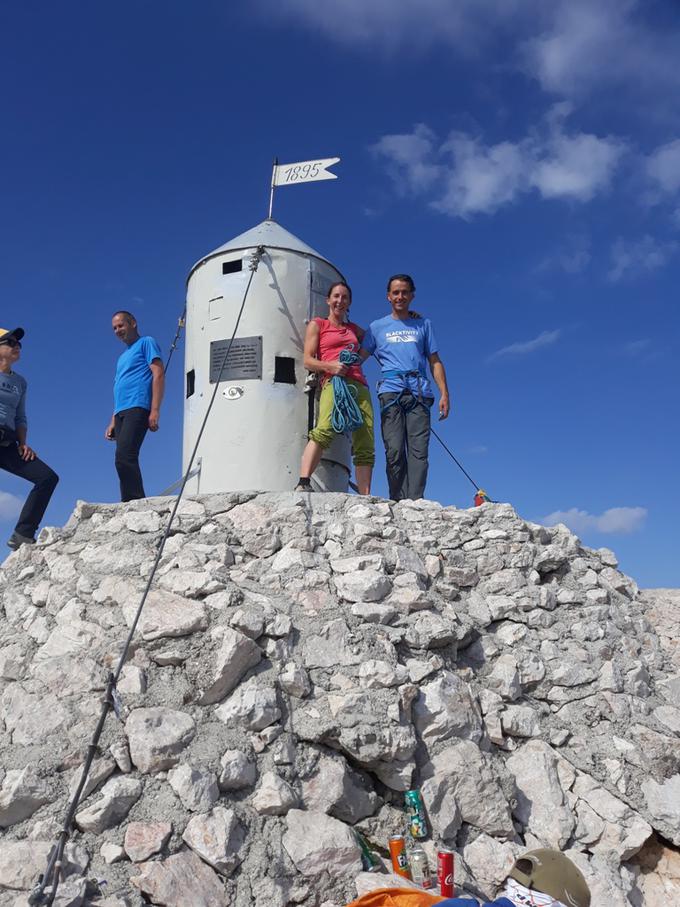 Martina se je z možem že povzpela na Triglav, medtem ko bo skupni vzpon na Mont Blanc še malo počakal. "Poskusila bova enkrat na stara leta," pravi Martina. "Ne bi bilo ravno odgovorno, če bi se kot starša majhnih otrok za to odločila zdaj." | Foto: osebni arhiv/Lana Kokl