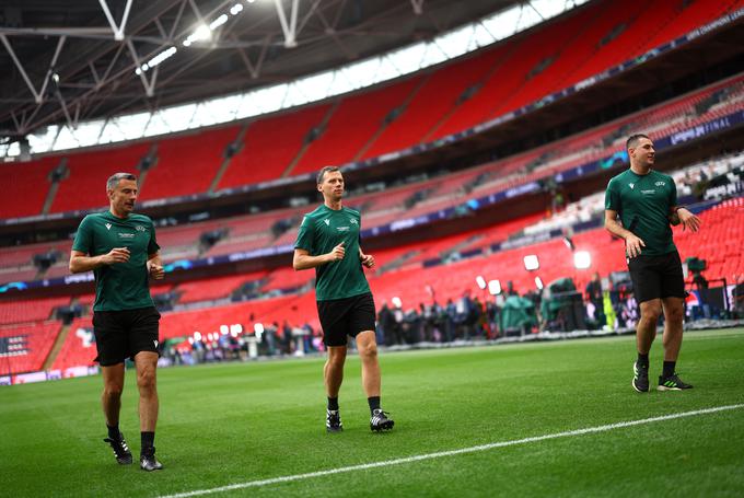 Tako je v petek skupaj s pomočnikoma spoznaval zelenico na Wembleyju. | Foto: Reuters