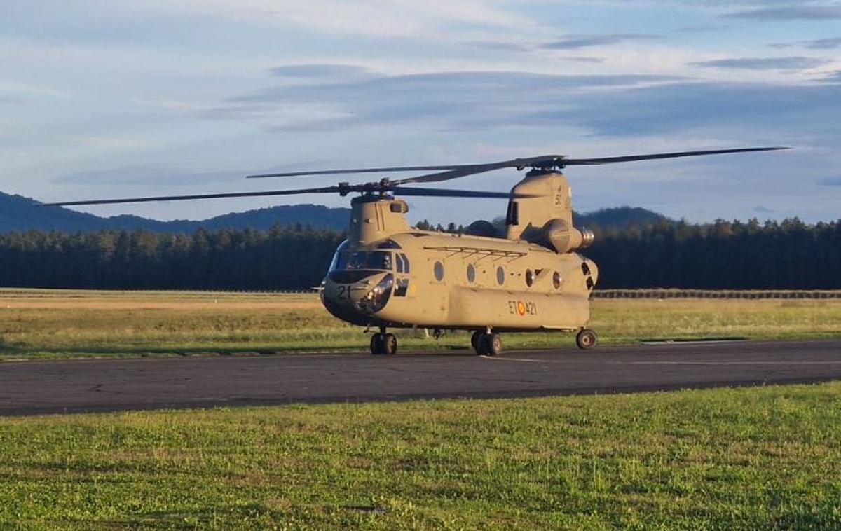 Boeing CH-47 chinook | Helikopter letalske enote španske vojske, ki je včeraj pozno popoldne pristal na Brniku.  | Foto Sierra5