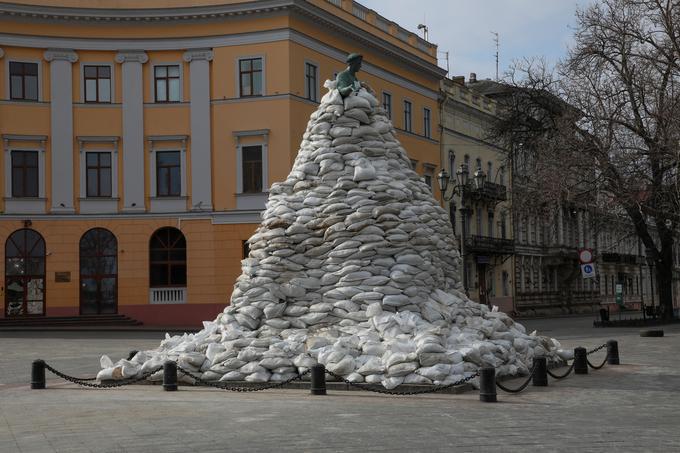 Tako so kulturne spomenike zaščitili v Harkovu.  | Foto: Reuters