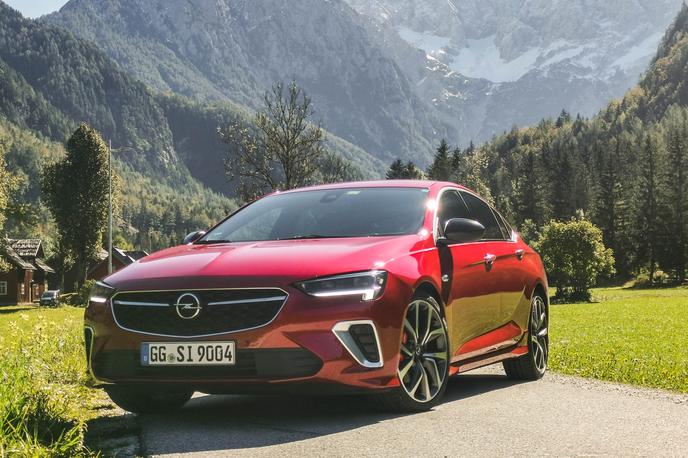 Opel insignia | Vizualne spremembe so omejene, drugačni so žarometi, maskla hladilnika in platišča. | Foto Gašper Pirman