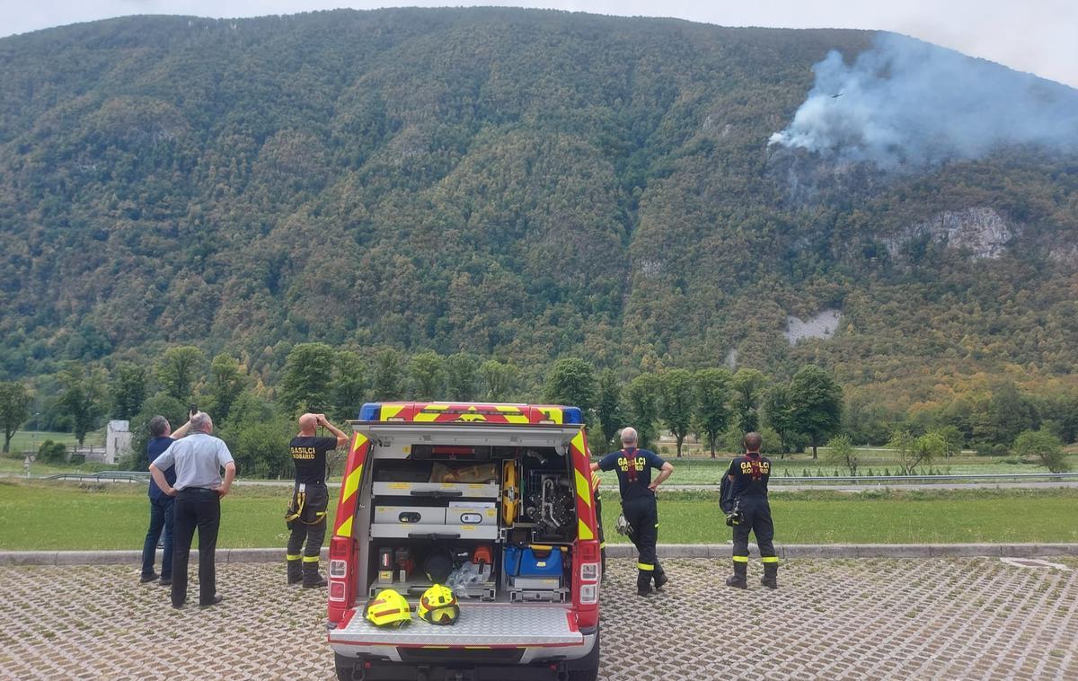 Kobarid | Vončina je povedal še, da je gorelo na približno od hektar in pol do dveh hektarov velikem območju, kjer rastejo le trava, nekaj podrasti in posamezna drevesa. | Foto STA