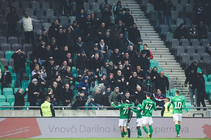 Najglasnejši navijači Olimpije so spremljali dvoboj na osrednji tribuni. | Foto: Grega Valančič/Sportida