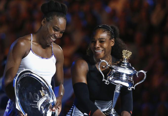 Serena Williams je v finalu OP Avstralije z dvakrat po 6:4 premagala starejšo sestro Venus. | Foto: Reuters