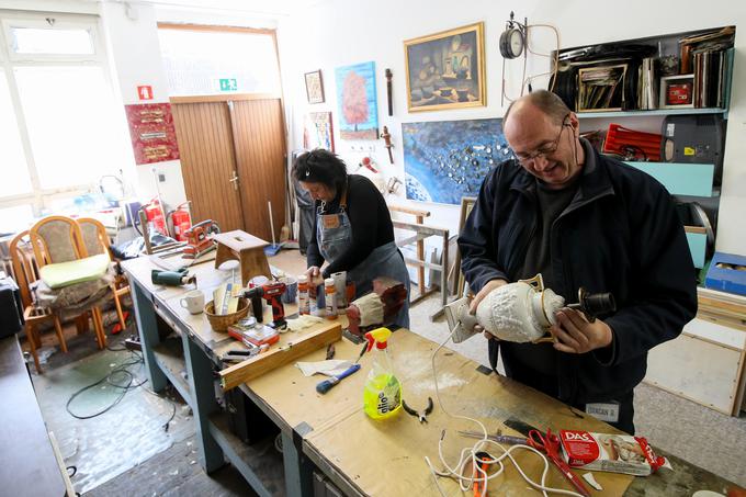 Repair cafe: med srkanjem kave in čaja ob sodelovanju z različnimi mojstri in mojstricami, pa naj bo to šivilja, mizarka, oblikovalka in drugi, odvisno od vrste popravila, ki ga izdelek zahteva, za uporabo znova usposobite svoj izbrani predmet. | Foto: Matic Klanšek Velej/Sportida