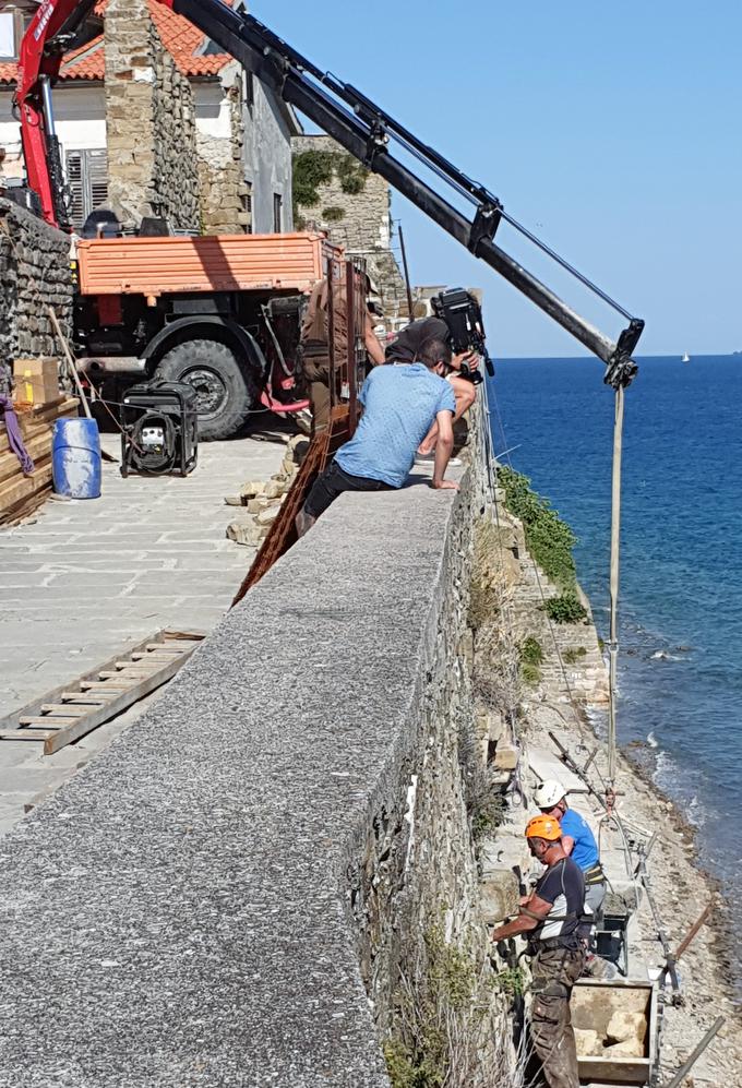 Slika prikazuje dela na razgledni ploščadi, kjer vhod na sprehajalno pot zapira kamionsko gradbeno dvigalo. | Foto: Občina Piran