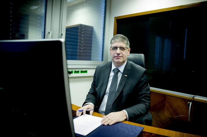 Boštjan Poklukar | Minister Boštjan Poklukar je obžaloval, da na sestanek kljub vabilu ni bilo romskega predstavnika iz Dobruške vasi. | Foto Ana Kovač