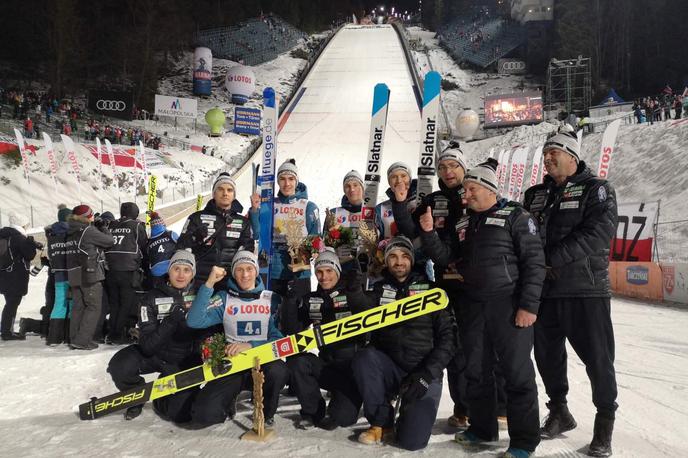 Slovenija smučarski skoki skakalci | Slovenija se je v tretji ekipni tekmi v tej sezoni prvič uvrstila med tri najboljše. | Foto SZS