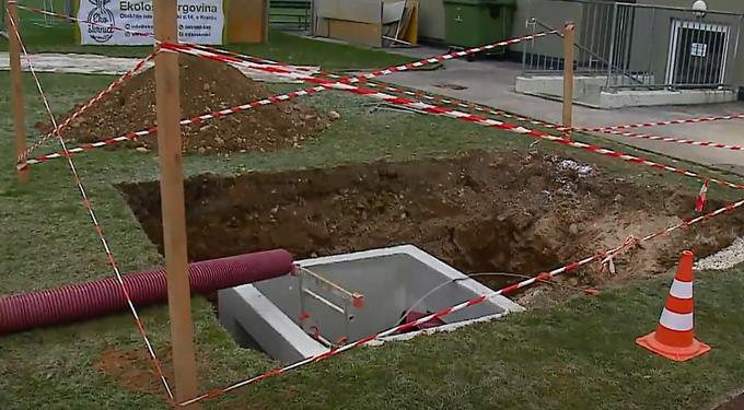 Na kranjskem stadionu se postavljajo žarometi. | Foto: Planet TV