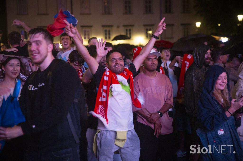 Spremljanje nogometne tekme Slovenija - Portugalska na POgačarjevem trgu v Ljubljani.