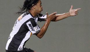 VIDEO: Ronaldinho spet dvigoval na noge