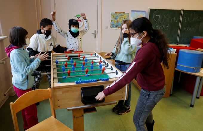 Eden od razlogov, zakaj znanstveniki menijo, da doseganje čredne imunosti s cepivi še ne bo mogoče, je tudi dejstvo, da se otrok trenutno tako rekoč ne cepi. | Foto: Reuters