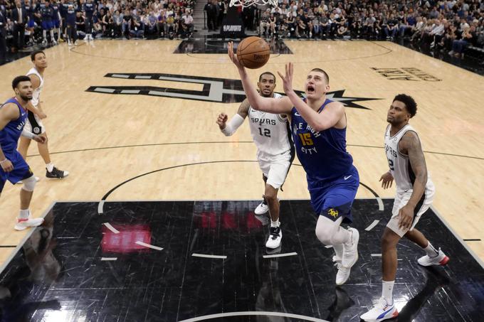 Nikola Jokić se v prvem krogu končnice z Denverjem poteguje za napredovanje proti San Antoniu. | Foto: Reuters