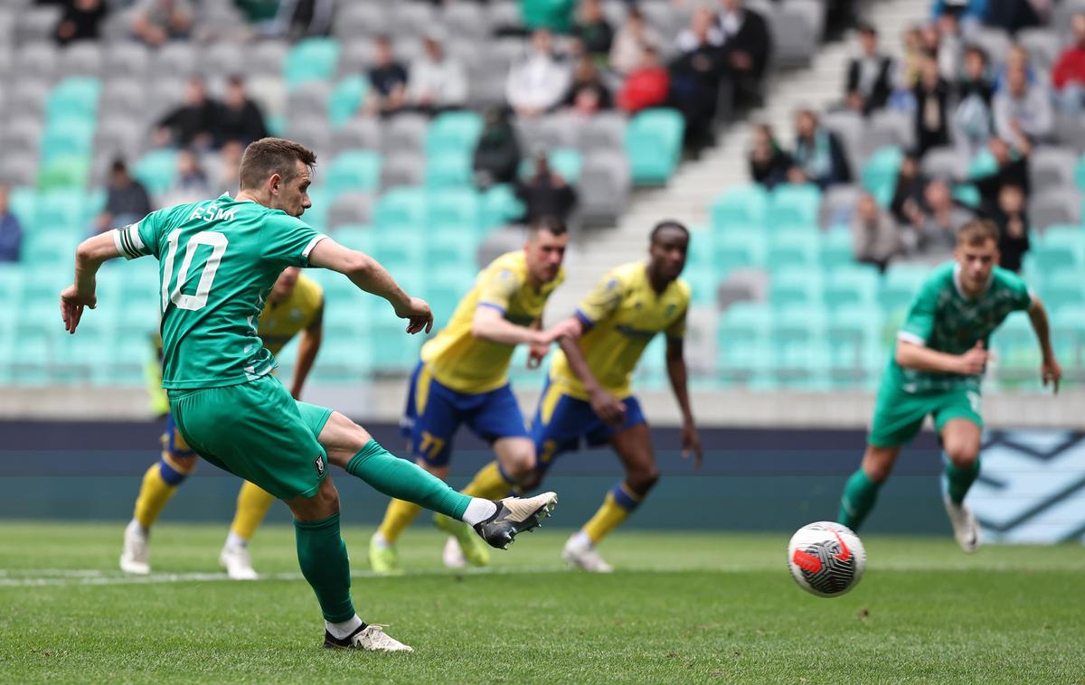 prva liga NK Olimpija Timi Max Elšnik | Timi Max Elšnik je z bele točke dosegel prvi gol na tekmi v Stožicah. | Foto www.alesfevzer.com