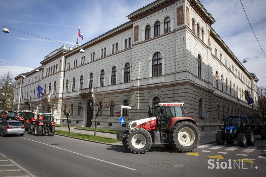 Protestni shod Sindikata kmetov Slovenije. Traktor, kmet, protest.