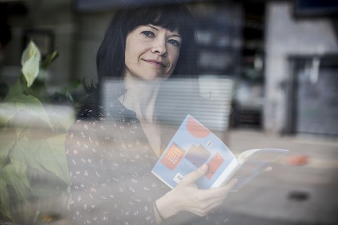 "Življenje poteka ne glede na to, kje si, zato občutenja, ki so globinska in primarna, kot sta veselje in žalost, povsod prebavljaš enako. Distanca prinaša le večjo jasnost misli in to, da si od določenih stvari lahko oddahneš." | Foto: 