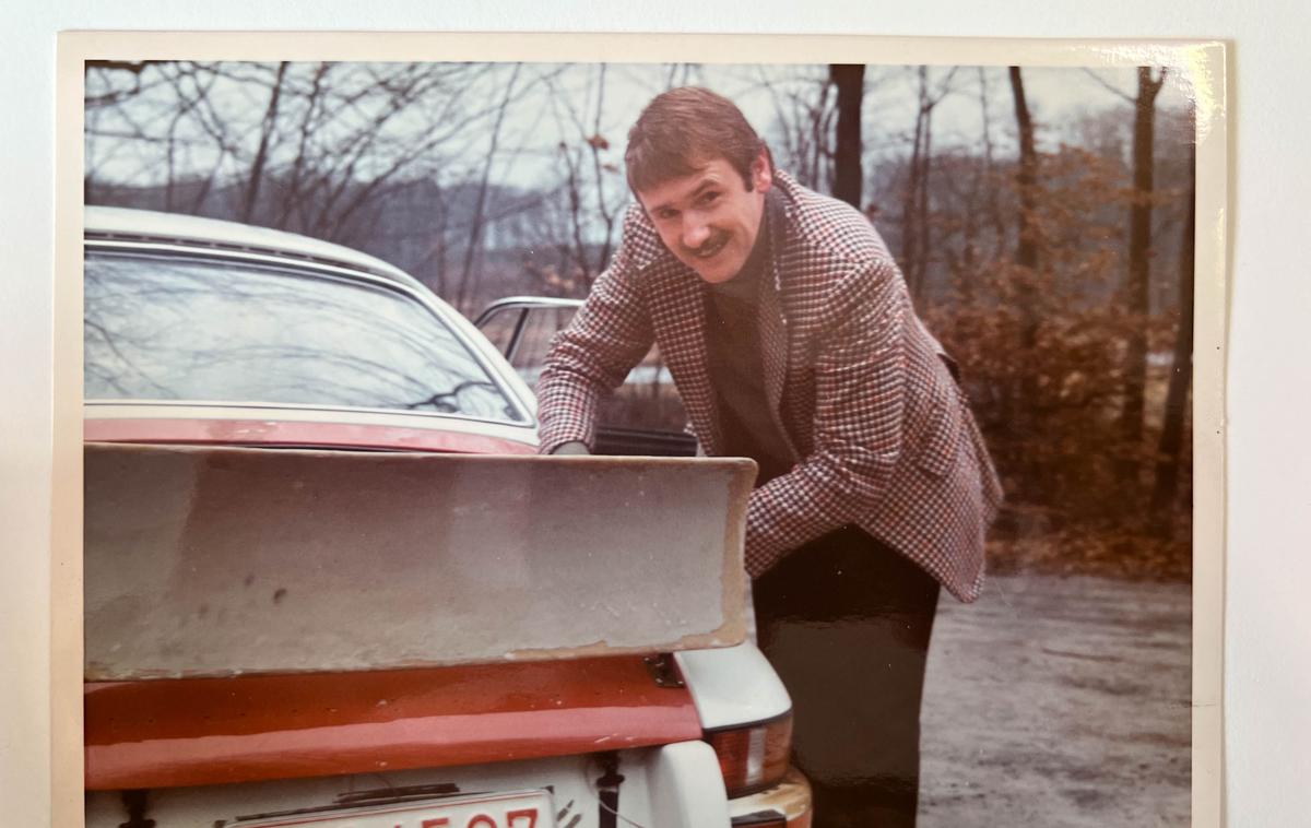 Porsche 911 RS carrera Hermann Burst | Ob klepetu nas je Hermann Burst presenetil in iz žepa potegnil nekaj starih fotografij. Na tej je on ob enem izmed prvih prototipov "ducktaila". | Foto Osebni arhiv Hermann Burst