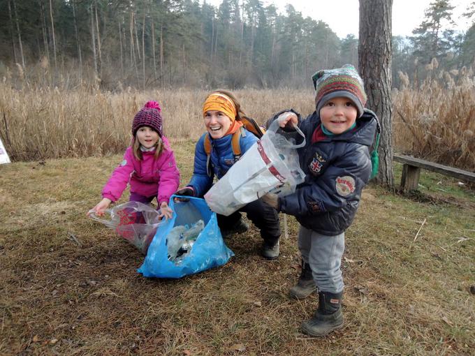 Tudi otroka Ema in Jaša sta vzgojena tako, da jima je reciliranje odpadkov nekaj povsem vsakdanjega. | Foto: Osebni arhiv