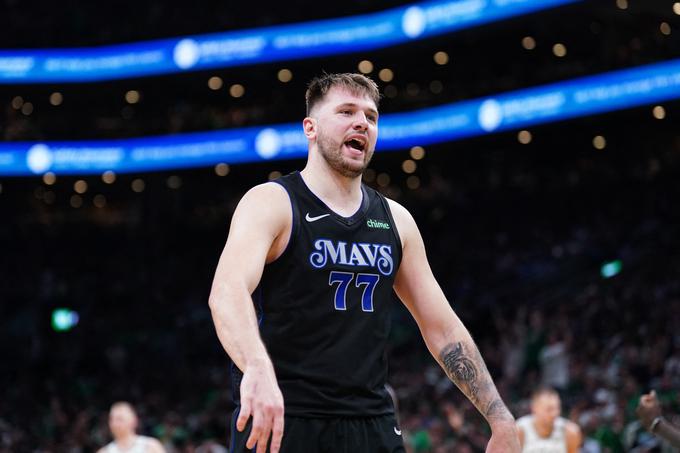 Luka Dončić bo skušal z Dallasom na drugi tekmi velikega finala vrniti udarec Bostonu in rezultat v skupnih zmagah izenačiti na 1:1. | Foto: Reuters