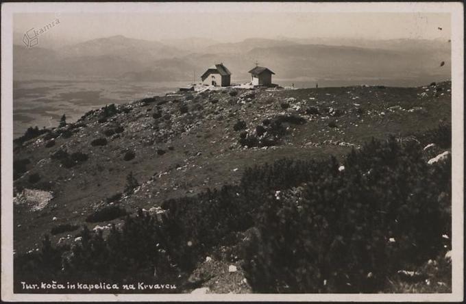 Plečnikovo zapuščino lahko srečamo tudi na Krvavcu, kjer so po njegovih načrtih postavili kapelico, posvečeno Mariji Snežni, ki jo je leta 1920 blagoslovil škof Gregorij Rožman. Kapelica naj bi po obliki posnemala kamnite pastirske koče. | Foto: Kamra.si