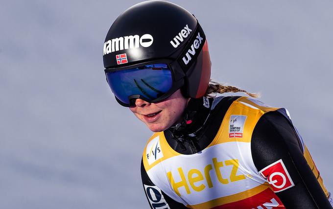 Norvežanka Maren Lundby (280,8 točke) je prepričljivo dobila prvo tekmo svetovnega pokala smučarskih skakalk. | Foto: Sportida