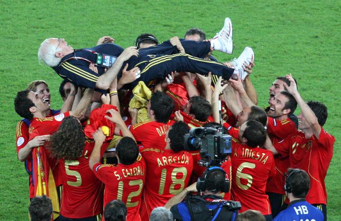 Luis Aragones je leta 2008 popeljal Špance do evropskega naslova pri skoraj 70 letih in končal na rokah varovancev. | Foto: Reuters