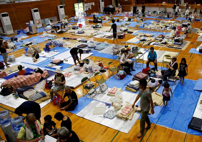 Svoje domove je moralo zapustiti na stotisoče ljudi. | Foto: Reuters