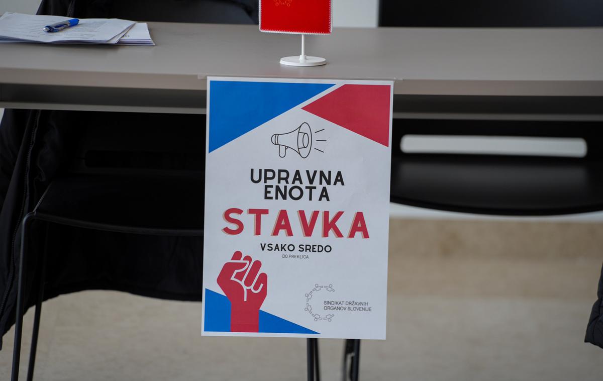 upravna enota, stavka | "Nedopustno je, da je toliko ljudi na upravnih enotah na minimalnih plačah," je dejal predsednik Sindikata državnih organov Slovenije Frančišek Verk. | Foto STA