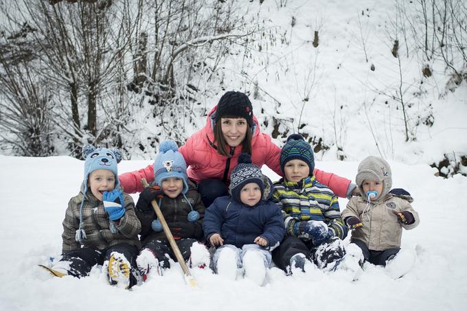 Darja Ovsenik je mama petih sinov, ki so se rodili v manj kot petih letih. Med njimi sta kar dva para dvojčkov. Najstarejši je Nace, ki ima skoraj šest let, dvojčka Bine in Jakob sta stara štiri leta, Cene in Matevž pa dobro leto in pol. | Foto: Ana Kovač