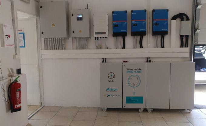 Sistem samooskrbe s sončno energijo v Metronovi proizvodnji na Obrežju | Foto: Metron inštitut