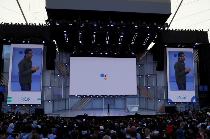 Google je storitev Duplex predstavil na svoji tradicionalni letni konferenci Google I/O, na kateri je pokazal tudi nekaj najnovejših funkcij operacijskega sistema za pametne telefone Android, elektronske pošte Gmail in nekaterih priljubljenih aplikacij. Na fotografiji je na platnu sredi odra viden logotip storitve Duplex, predstavlja pa jo direktor Googla Sundar Pichai. | Foto: Reuters