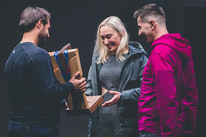 Predstavnika adidasa sta Garnbretovi podarila stojalo za olimpijsko medaljo, na katerem je kopija oprimka z olimpijske stene.  | Foto: Grega Valančič/Sportida