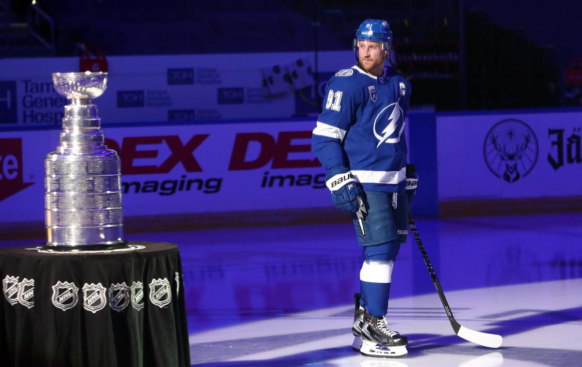 Tampa Bay Lightning, Steven Stamkos | Prvaki s kapetanom Stevenom Stamkosom so obrambo naslova začeli z zmago. | Foto Reuters