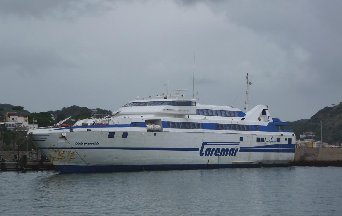 Trajekt Isola di Procida | Trajekt družbe Caremar je med privezovanjem trčil v pomol. | Foto Guliverimage