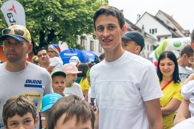 Teka so se udeležili številni vrhunski športniki, tudi smučarski skakalec Peter Prevc in Bogomir Dolenc (na fotografiji skrajno levo), Velenjčan, ki je lani v 42 dneh pretekel 42 maratonskih razdalj, zraven pa zbiral sredstva za ustanovo Mali vitez. Ta združuje posameznike, ki so kot otroci preboleli raka ali zboleli za rakom. | Foto: Matic Ritonja/Sportida