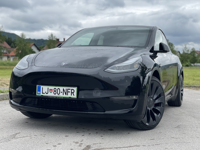 Tesla že od začetka svoje avtomobile prodaja neposredno, torej brez vmesnih posrednikov oziroma zasebnih trgovcev. | Foto: Gregor Pavšič