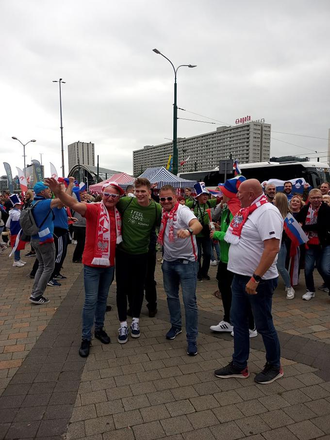 Poljski in slovenski odbojkarski navijači so se rade volje družili in širili dobro voljo. | Foto: Osebni arhiv Almirja Sulejmanovića