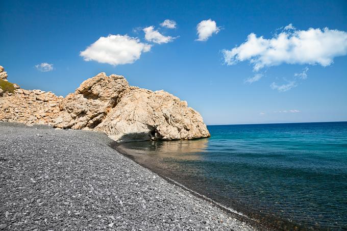 Vulkanska plaža Mavra Volia je ena najbolj znanih plaž na Hiosu. | Foto: Thinkstock