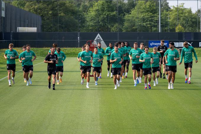 Po tradiciji namreč prvo tekmo igra prvak in v petek bo Bayer odprl sezono 2024/25 s tekmo proti Borussii Mönchengladbach. | Foto: Guliverimage