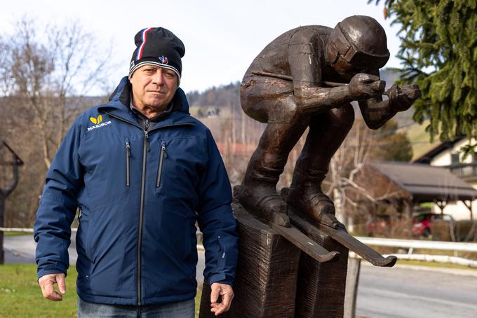 Andrej Rečnik in lesena skulptura njena v smukaški preži. | Foto: Matic Klanšek Velej/Sportida