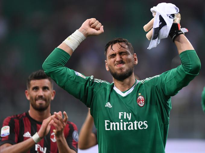 Komaj 18-letni soimenjak Gianluigi Donnarumma se dokazuje pri Milanu. | Foto: Reuters