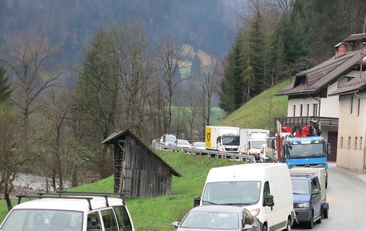 Zapora ceste | V zadnjih desetih letih sta bili na nevarnem cestnem odseku dve smrtni žrtvi, krajani pa na problem opozarjajo že dlje časa. | Foto STA